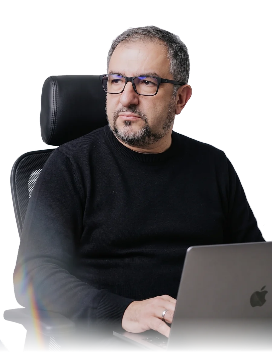 Adriano de Marqui trabalhando no notebook